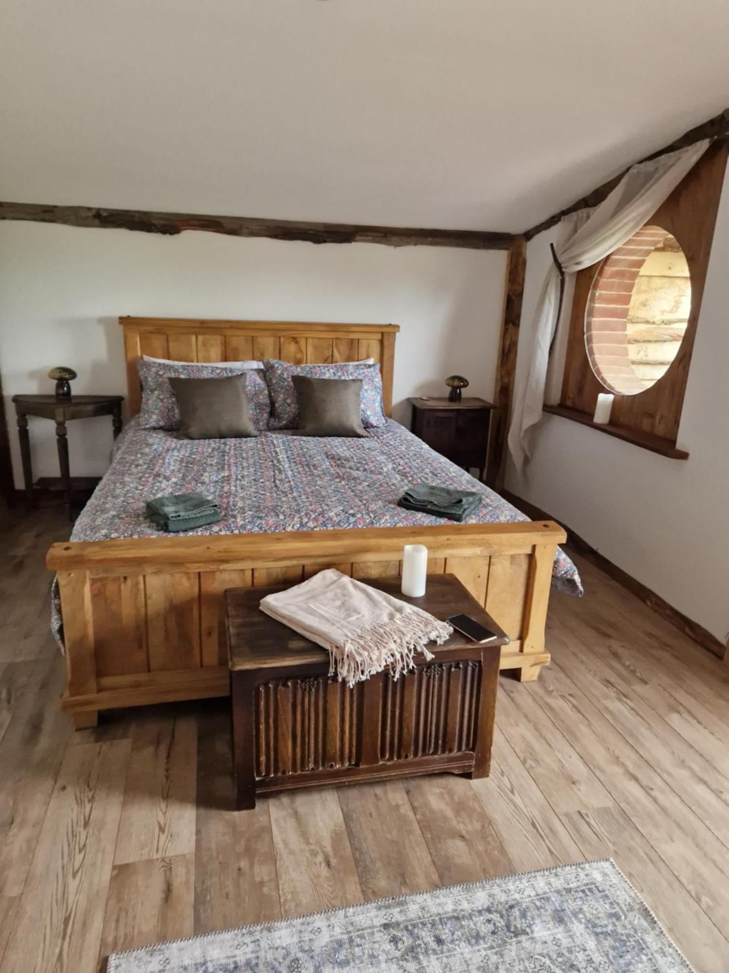 Cranfield Retreat & Glamping & Hobbit House Hotel Long Melford Room photo